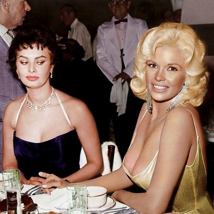 Sophia Loren mira de reojo a Jayne Mansfield. 1957