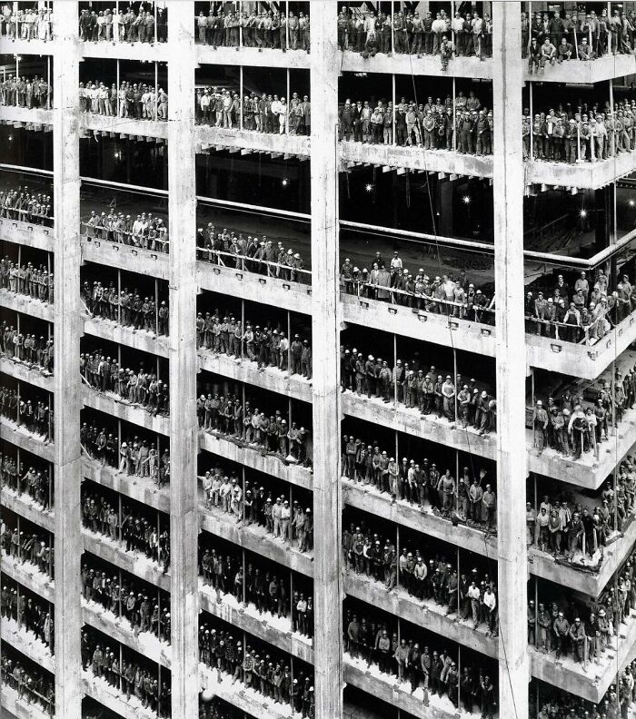Alrededor de unos 3.000 trabajadores que construyen el Chase Manhattan Bank en Nueva York posan para una foto casi al final de los trabajos de construcción, agosto de 1964