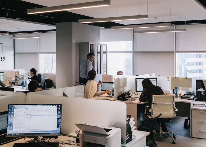 Person Is Left Confused After Their Colleague Brings Scales To Work, Gets Everyone To Weigh Themselves In Front Of Each Other Person Is Left Confused After Their Colleague Brings Scales To Work, Gets Everyone To Weigh Themselves In Front Of Each Other