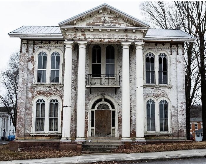 A Gorgeous Abandoned House In Louisiana, Missouri