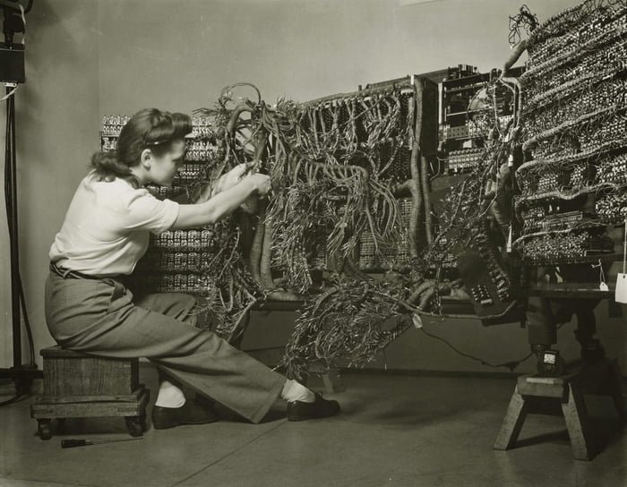 Una foto de una ingeniera cableando uno de los primeros ordenadores de IBM, 1958. (Foto de Berenice Abbott)