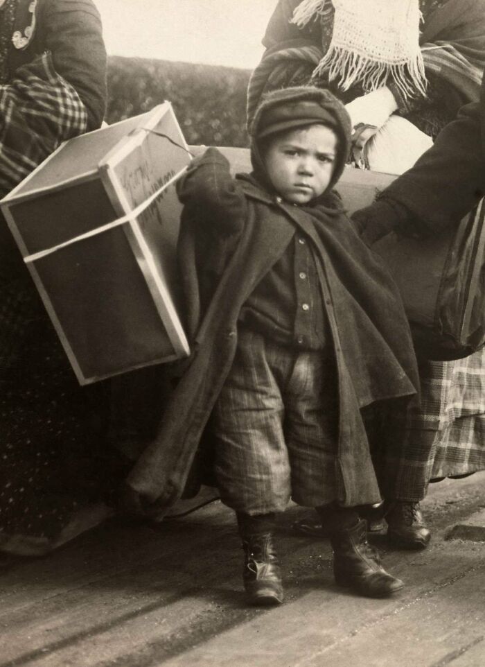 Un niño italiano llega a la isla de Ellis a principios del siglo XX (EE.UU.)