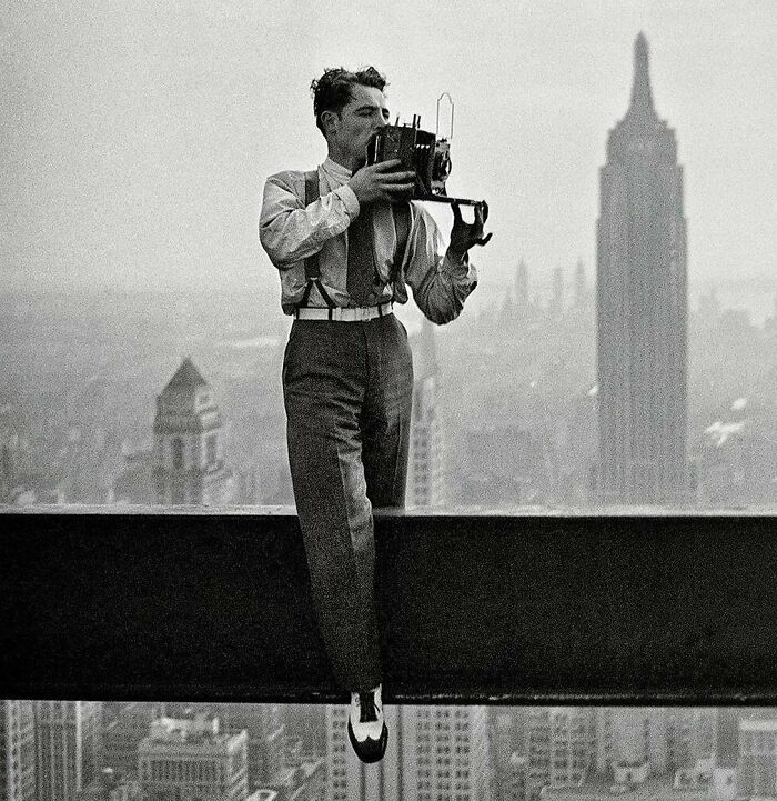 ¿Recuerdas la foto de los obreros de la construcción almorzando en un rascacielos inacabado de Nueva York? Pues aquí está el fotógrafo que la hizo Charles Ebbets. 9/20/1932