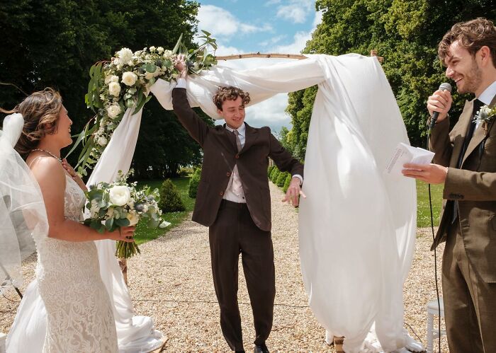 ‘Not A Wedding Photographer’ Captures The Chaos Of People’s Special Day (93 New Pics)