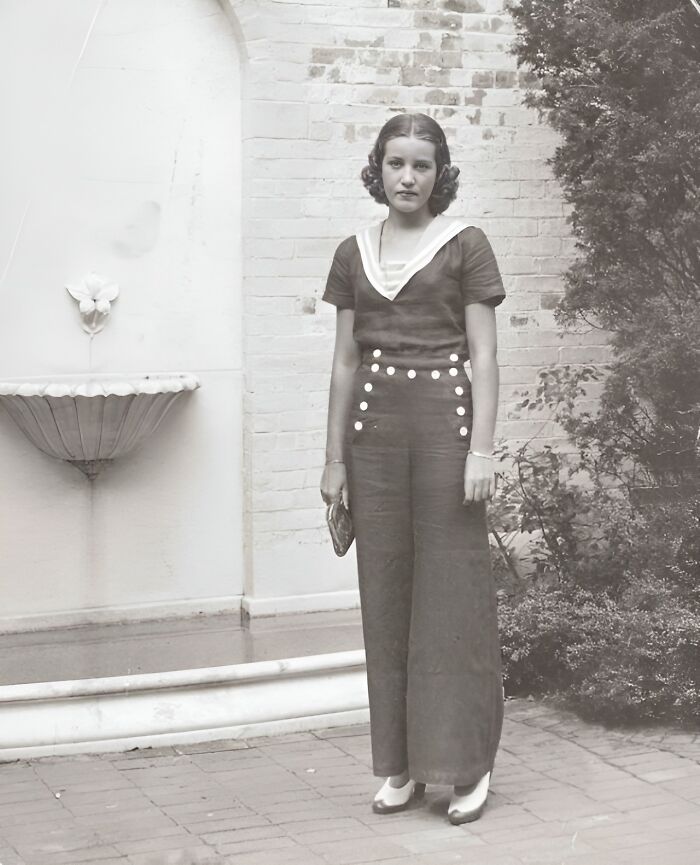 Una joven bien vestida en la década de 1930. Casi parece que podría haber sido tomada ayer