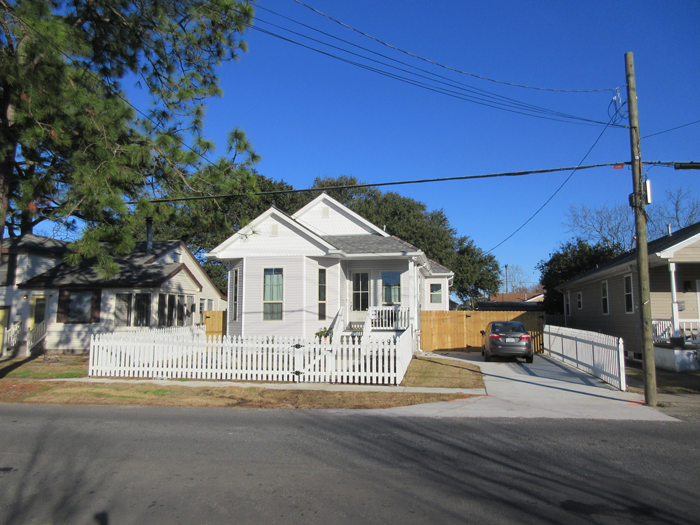 “I Live Here”: Karen Claims That The House Is Hers After Parking Her Car In A Family’s Driveway “I Live Here”: Karen Claims That The House Is Hers After Parking Her Car In A Family’s Driveway