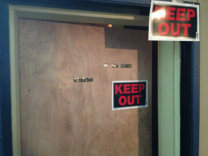 14-Year-Old Won’t Stop Slamming Her Bedroom Door And Parents Replace It With A Curtain, But She’s Not Having It 14-Year-Old Won’t Stop Slamming Her Bedroom Door And Parents Replace It With A Curtain, But She’s Not Having It