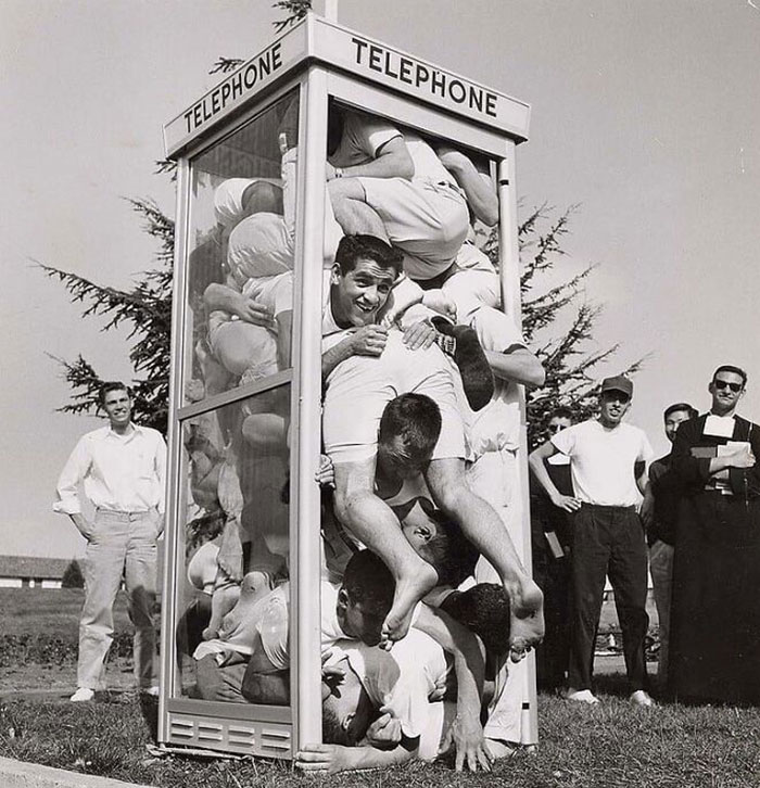 Ver cuánta gente cabía en una cabina telefónica era lo que hacían los adolescentes antes de Internet, 1959