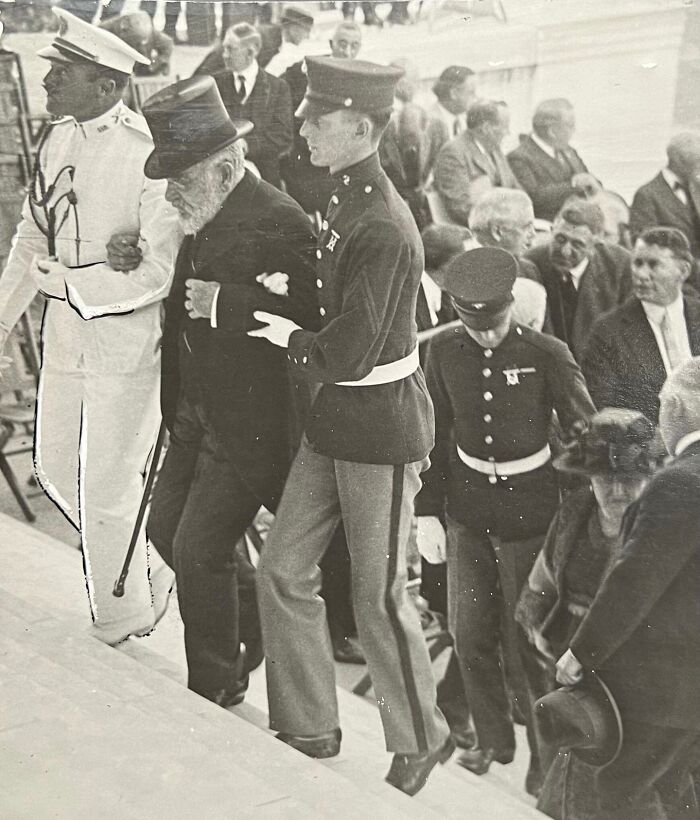 Mayo de 1922: Robert T. Lincoln (hijo de Abraham Lincoln), de 78 años, es ayudado a subir los escalones en la inauguración del monumento a Lincoln en Washington D.C.