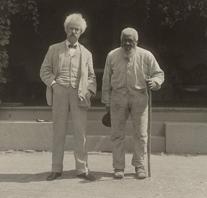 Mark Twain (Samuel L. Clemens) y su viejo amigo John T. Lewis (probablemente la inspiración de Twain para el personaje "Jim" de "Huckleberry Finn"), juntos en Quarry Farm, Elmira, Nueva York - 1903
