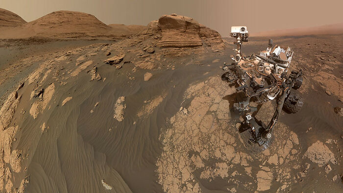 Picture of robot in Mars