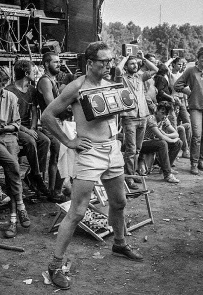 Un hombre graba una cinta de casete en un festival de música en los años 80