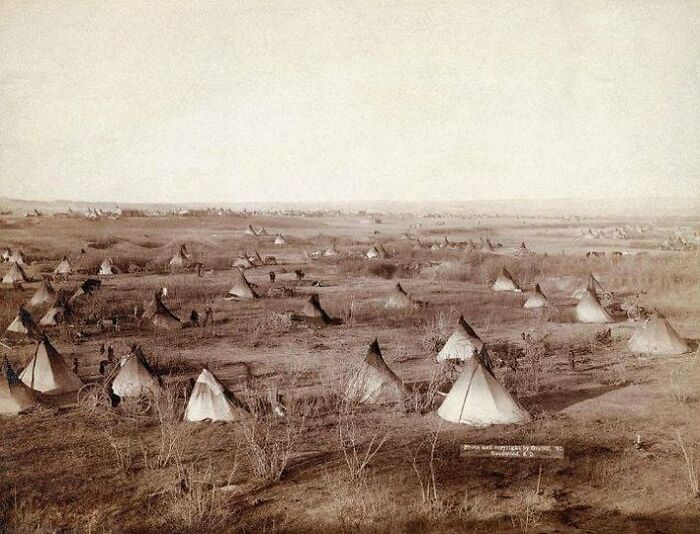 Los tipis de la nación sioux de nativos americanos se extendieron por las Grandes Llanuras en 1800