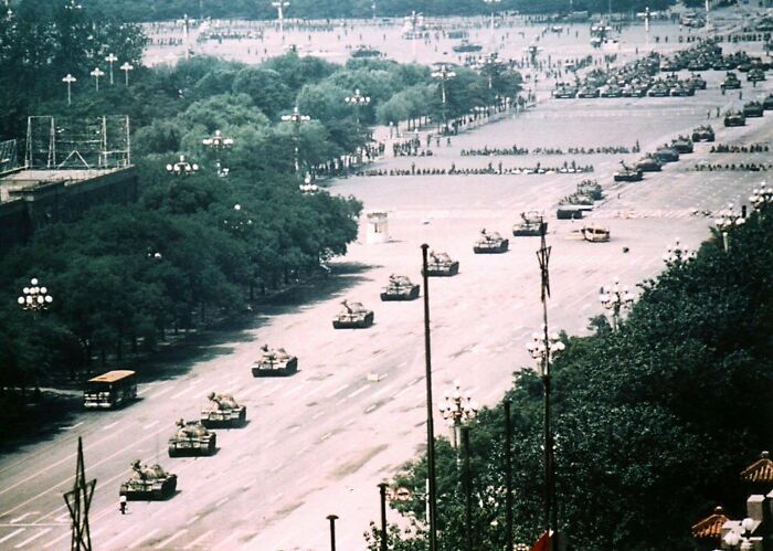 La foto completa del "hombre del tanque" de la masacre de Tiananmen es más impactante que la versión recortada