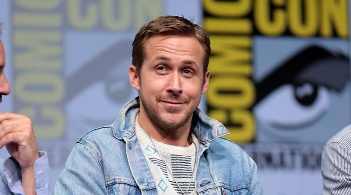 Ryan Gosling smiling at an event, representing celebrities who never married yet still found love.