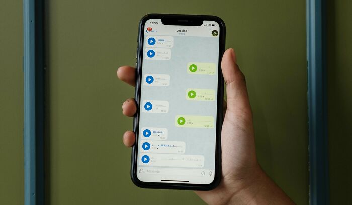 voicemail message on the screen of the mobile phone