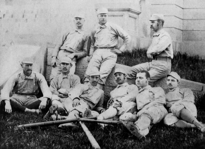 photo of Jackie Robinson with the team