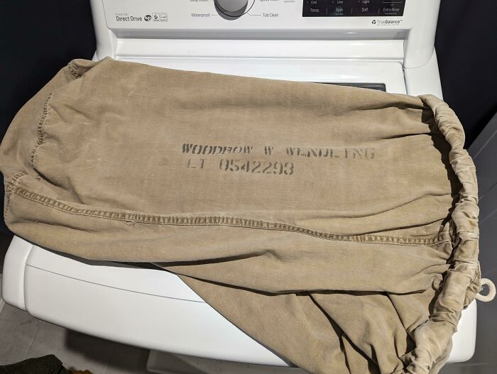Bolsa de lavandería de mi abuelo de la Segunda Guerra Mundial. La he estado usando durante los últimos 15 años más o menos y la usé durante mi carrera militar también