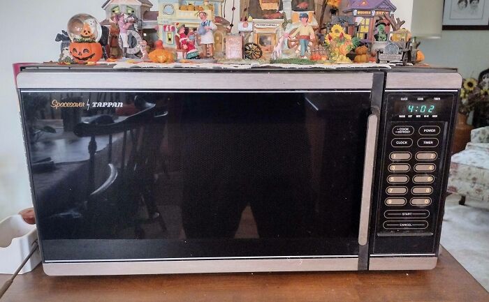 My Mom's 34 Year Old Microwave From 1988