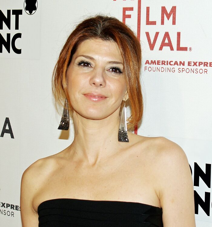 Marisa Tomei wearing a black dress at a film event, representing celebrities who never married yet found love.