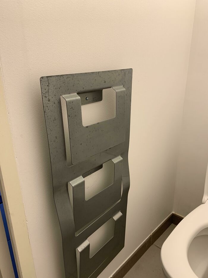 Esta pieza de metal está fijada a la pared de un baño de mi Airbnb en Francia