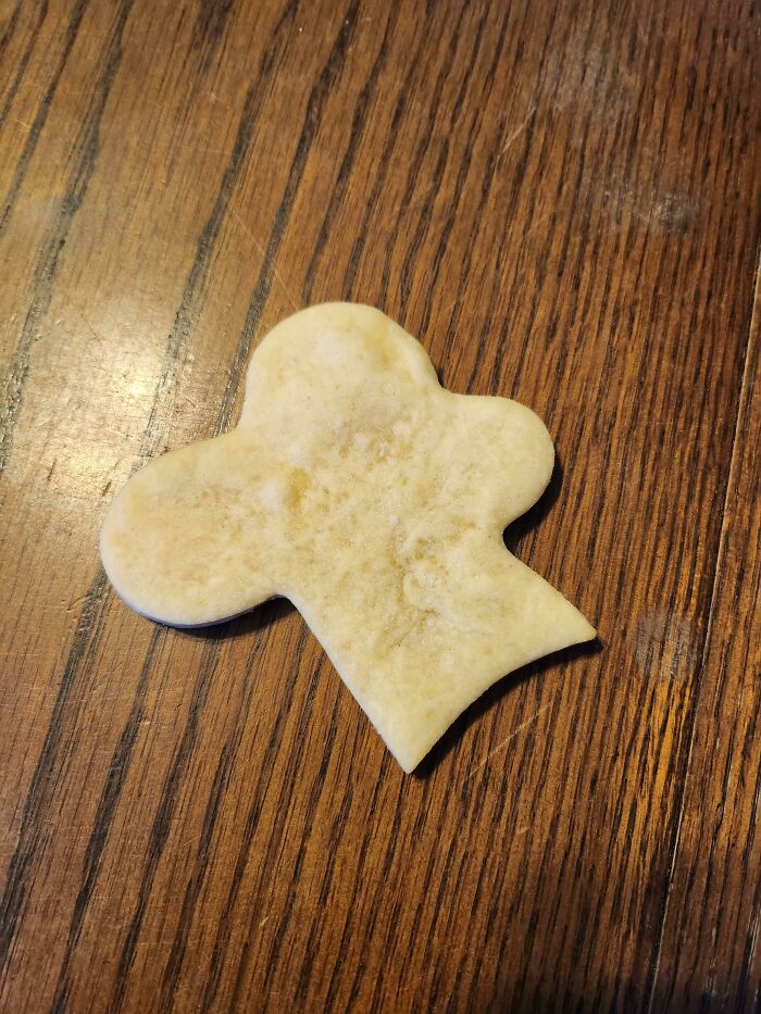 This Christmas Cookie Shape Has Been Confounding My Boyfriend's Family For Over Two Decades. They Call It "The Bomb Cookie"