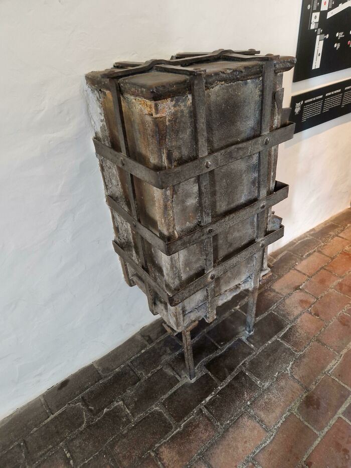¿Qué es esta cosa metálica montada en la pared que vimos en la fortaleza de Hohensalzburg? Había 3 o 4 habitaciones con uno de estos objetos y ninguno tenía una explicación