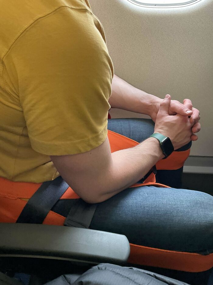 What Is This Knee Wrapping Belt I Saw On An Airplane?
