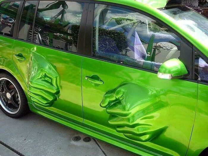 Las manos de Hulk en este coche