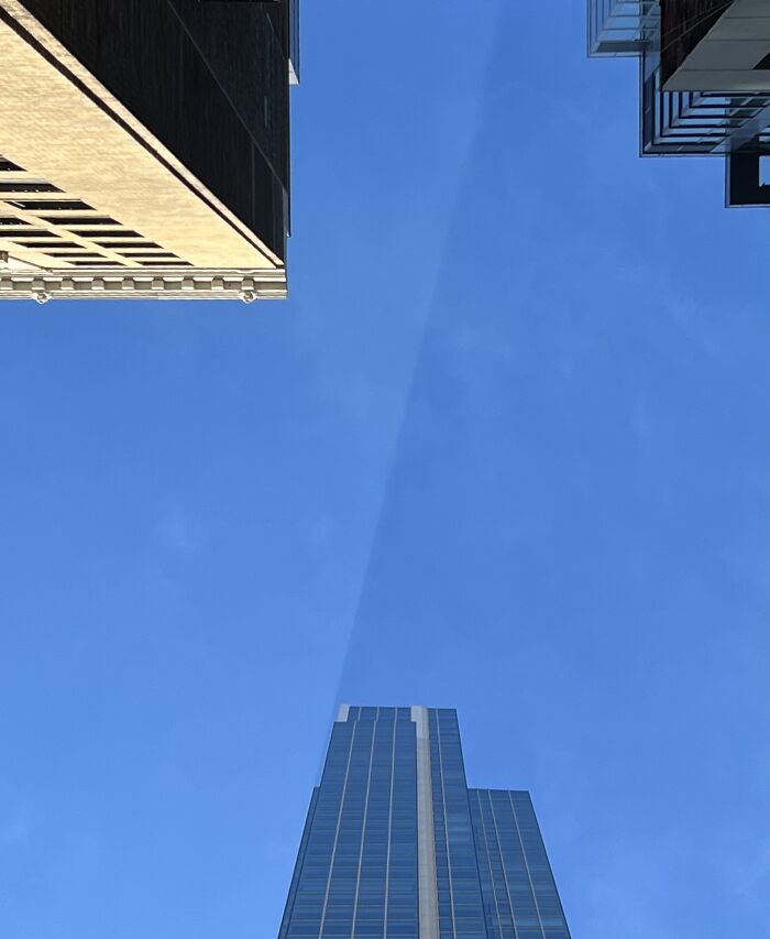 La sombra de este edificio se puede ver en el aire 