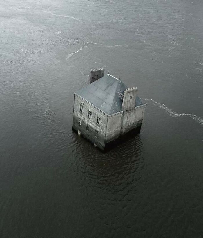 Una casa rodeada de agua