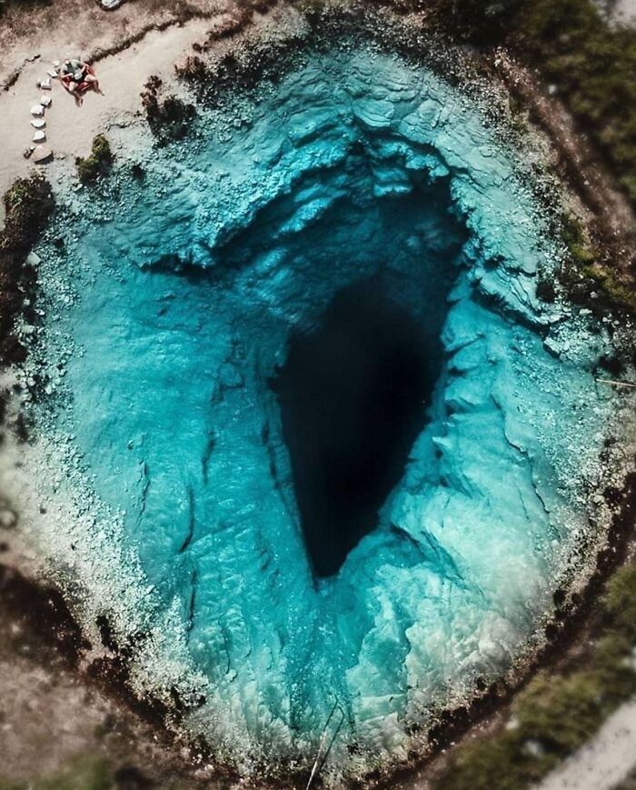 Este agujero azul en Croacia