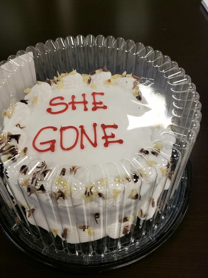 Celebrando mi primer Divorcioversario y las chicas de la oficina me compraron una tarta