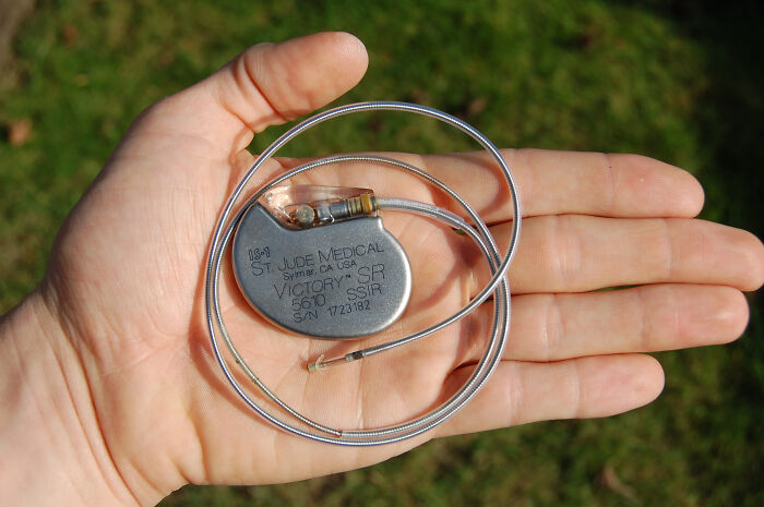 The implantable pacemaker in hand