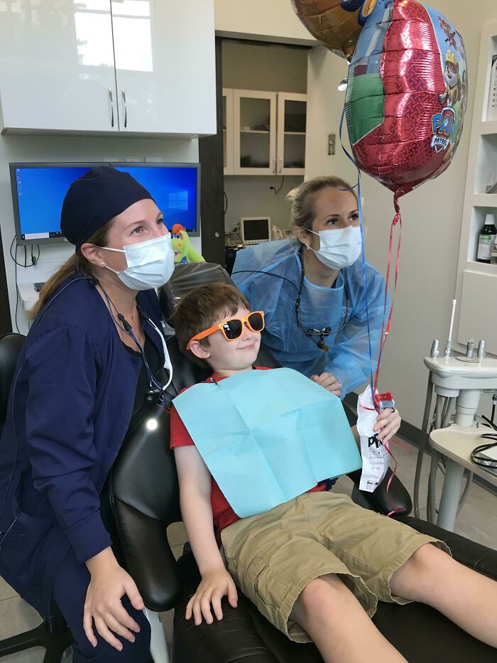Mi hermano pequeño decidió celebrar su 8º cumpleaños en su lugar favorito: el dentista