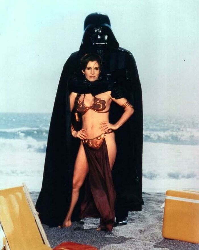 Darth Vader abraza a Carrie Fisher, con el legendario bikini dorado de la princesa Leia, durante una sesión de fotos para Rolling Stone en 1983