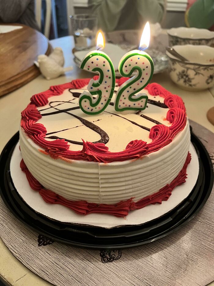 Mis padres me organizaron una fiesta de cumpleaños tardía en su casa y mi madre estaba segura de que tenía las velas correctas antes de que yo llegara
