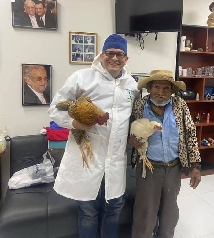Un hombre que no podía pagar una operación de próstata regala dos pollos al médico que se la hizo gratis