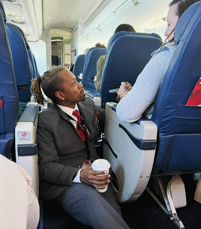 Esta mujer estaba muy nerviosa por volar, así que el auxiliar de vuelo le explicó cada sonido y cada sacudida e incluso se sentó a sostenerle la mano cuando era excesivo para ella