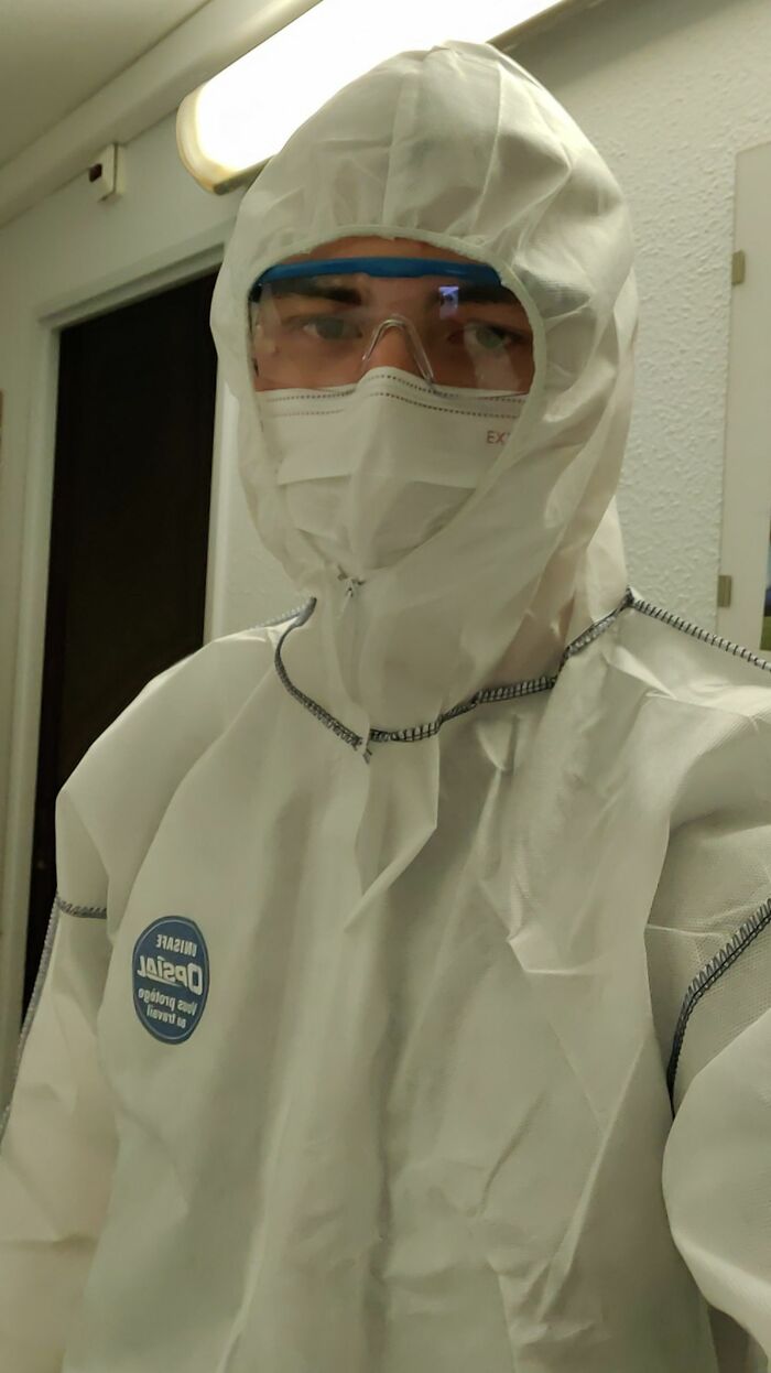 Me At Work Yesterday, Stay Safe People (I'm Just The Guy Who Wash The Sheets In A Hospital)
