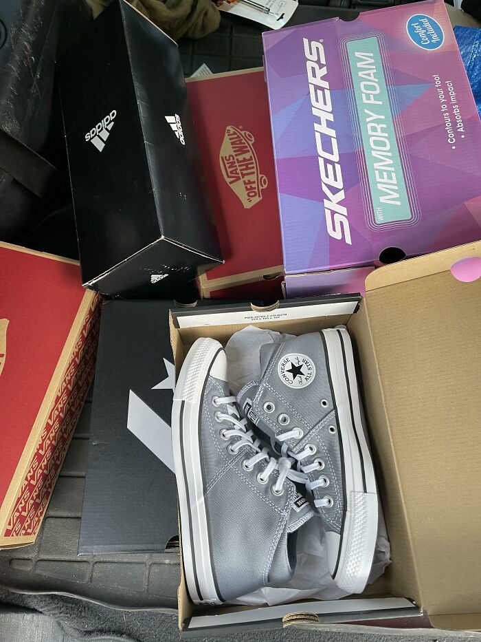 Los contenedores de reciclaje de una zapatería son un gran lugar para buscar tesoros. ¡Hoy tuve suerte y encontré un par de zapatillas Converse completamente nuevas!