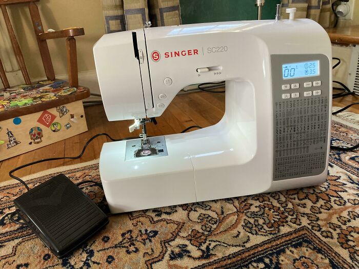 Estoy entusiasmado porque encontré una máquina de coser modelo Singer Sc220 nueva. La caja decía que estaba averiada, pero funciona perfectamente