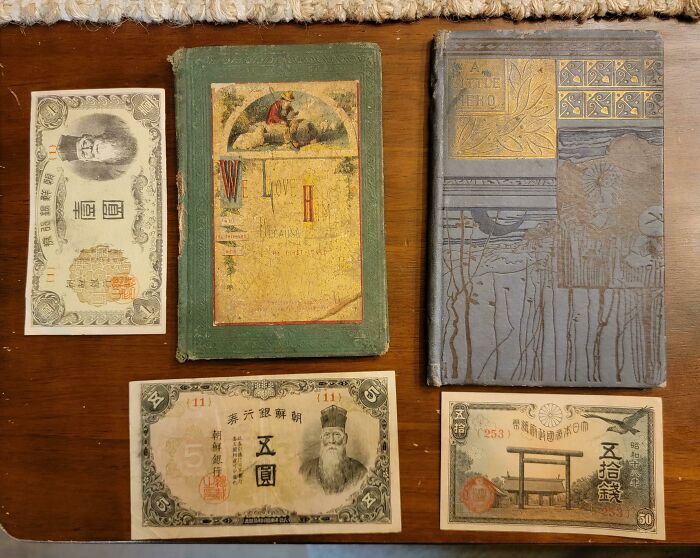 ¡Encontré una caja con algo de antiguo dinero japonés y dos libros de finales del siglo XIX!