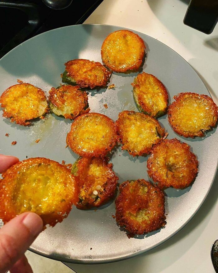 Make Crispy “Fried Pickle” Chips Using Only Pickles, Cheese And A Muffin Pan