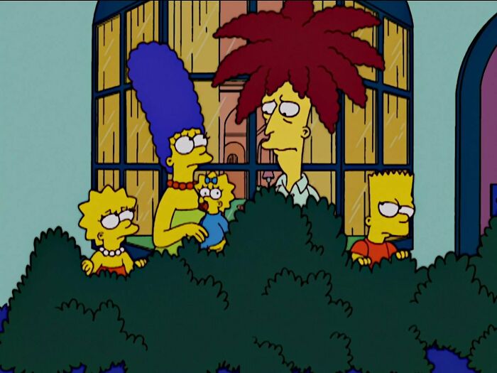 Marge with kids and Sideshow Bob in the bushes 