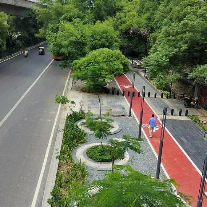 Mi ciudad, Delhi, está rediseñando sus asquerosas calles centradas en los coches y que no sirven para nada, esta es la mitad de una calle ancha recuperada