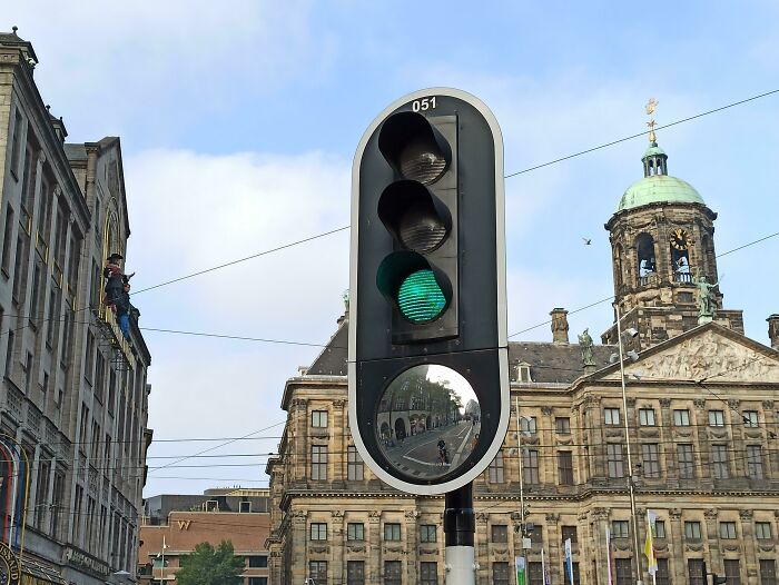 Semáforo con espejo para que los conductores vean a los peatones/ciclistas que están en sus puntos ciegos