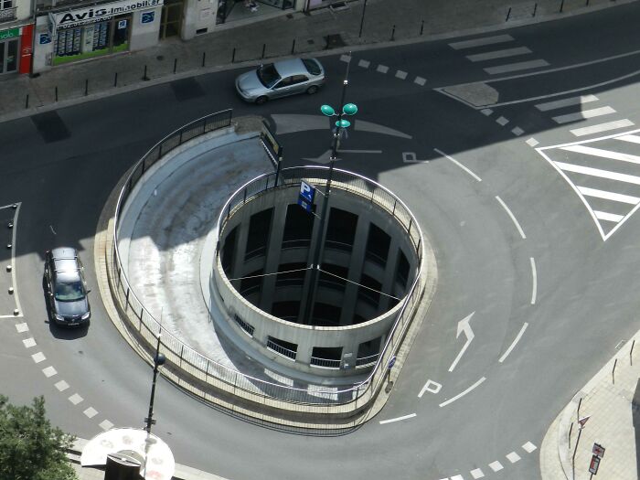 Una rotonda en Nantes (Francia) con entrada a un estacionamiento subterráneo