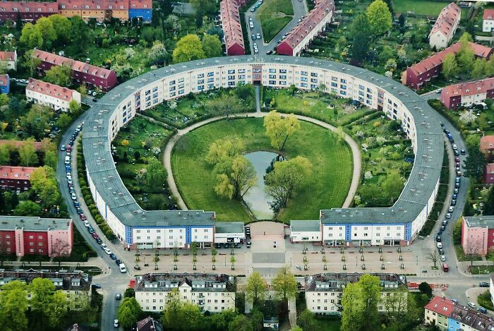 Edificio de apartamentos con un parque en el centro, Berlín