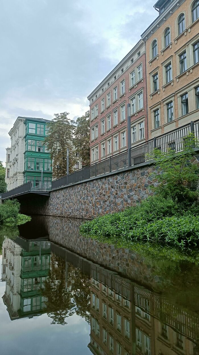 Uno de los numerosos canales urbanos de Leipzig, Alemania